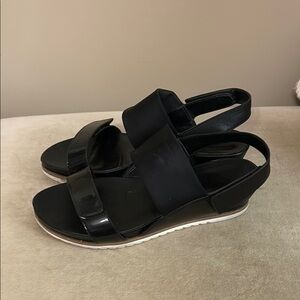 Elegant Vaneli Black Adjustable Sandals with white & gold heels, size 7
